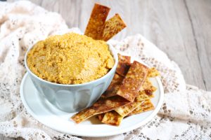 Pumpkin pie cheesecake dip is served with simple cinnamon chips made from lasagna sheets which mimic a pie crust. Perfect for fall parties | eatsomethingdelicious.com